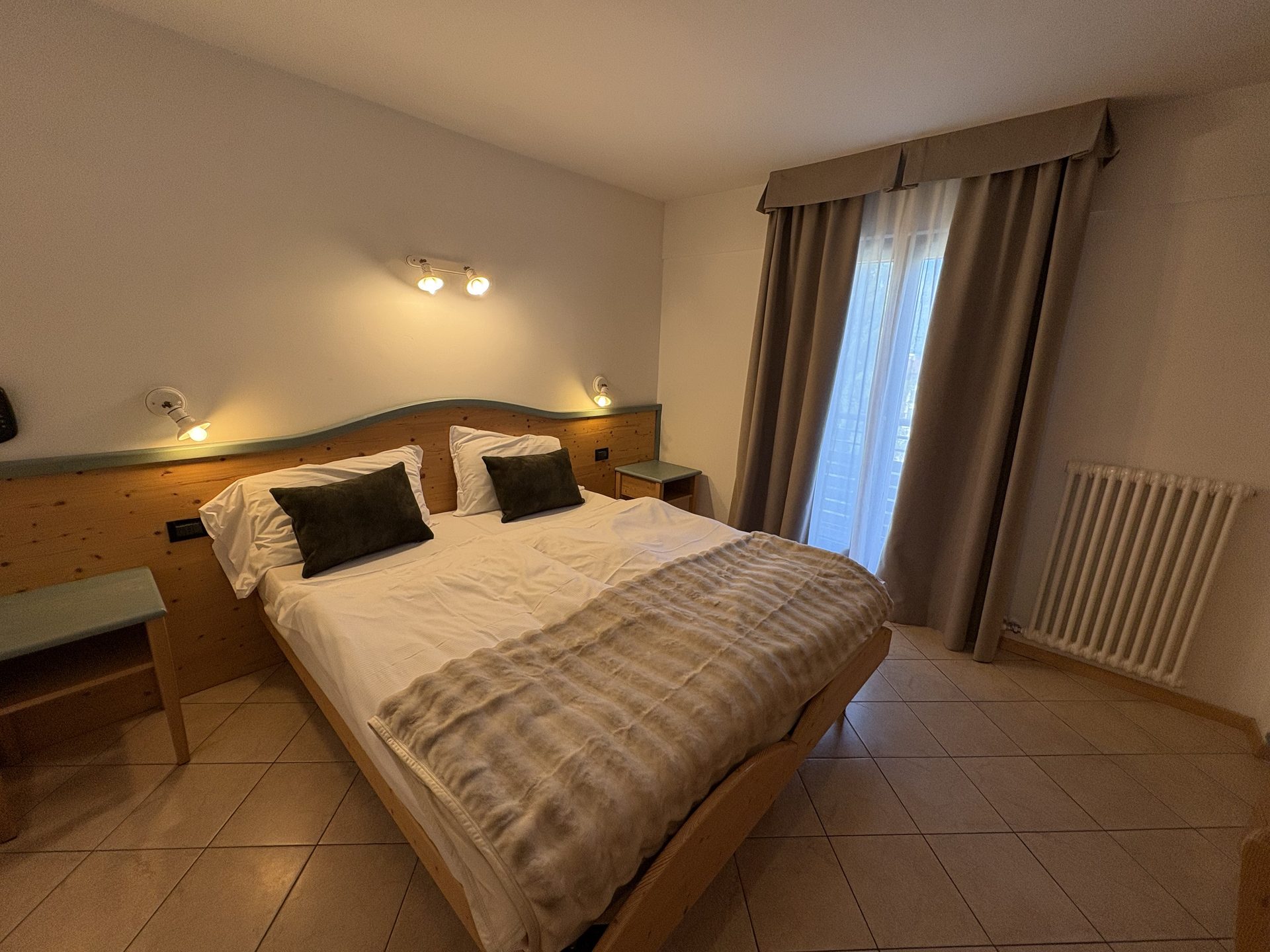 Camera Classic con letto matrimoniale e finestra sulla valle