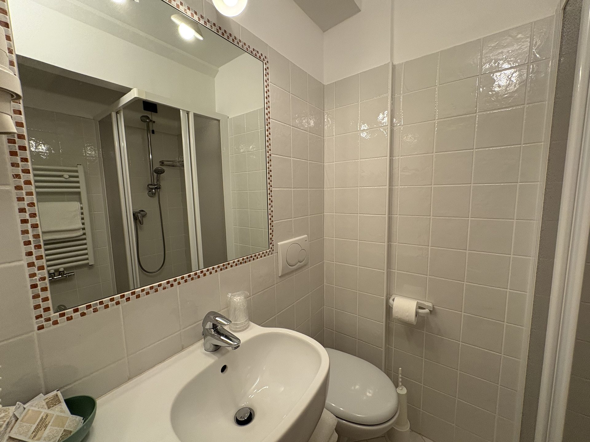 Il bagno di una camera Classic, con doccia
