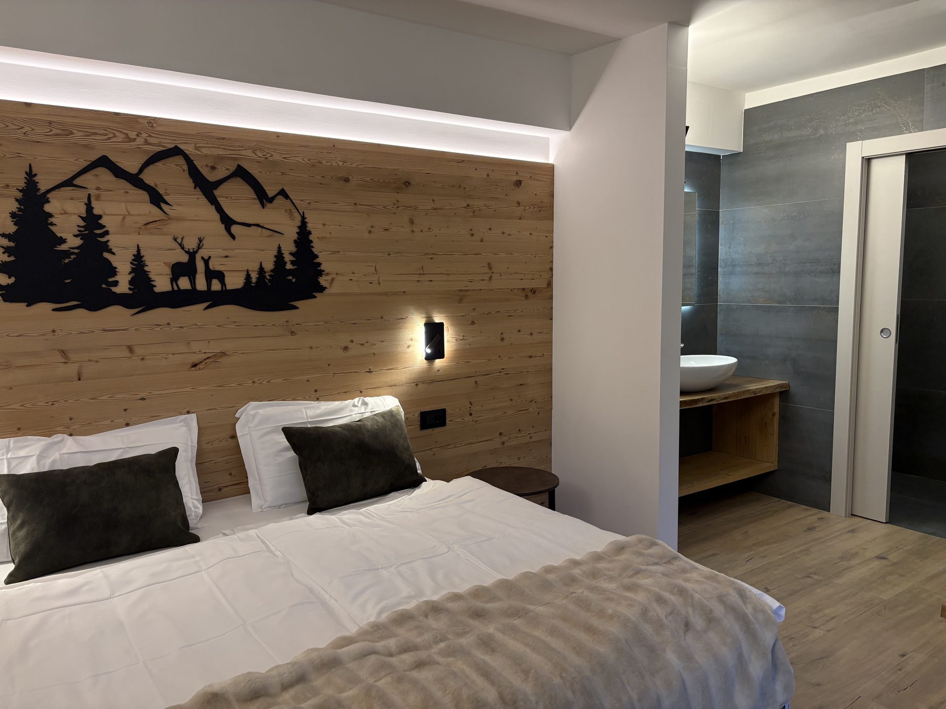 Alpine Family: il letto matrimoniale e l'ingresso del bagno
