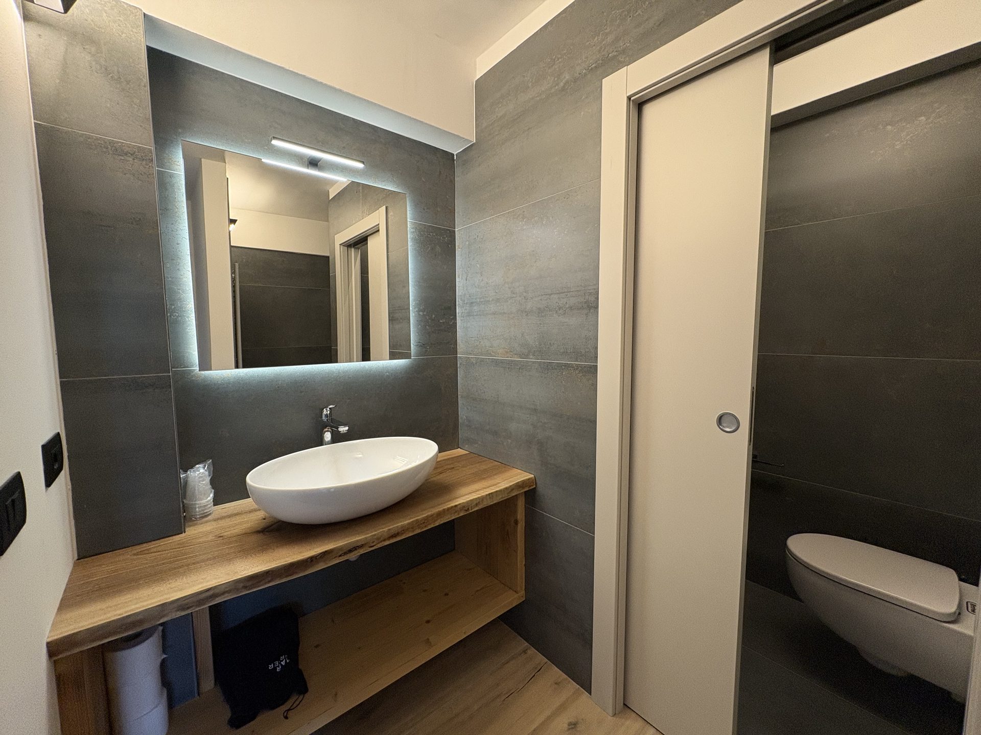 Il bagno di una Alpine Family, con lavabo in appoggio
