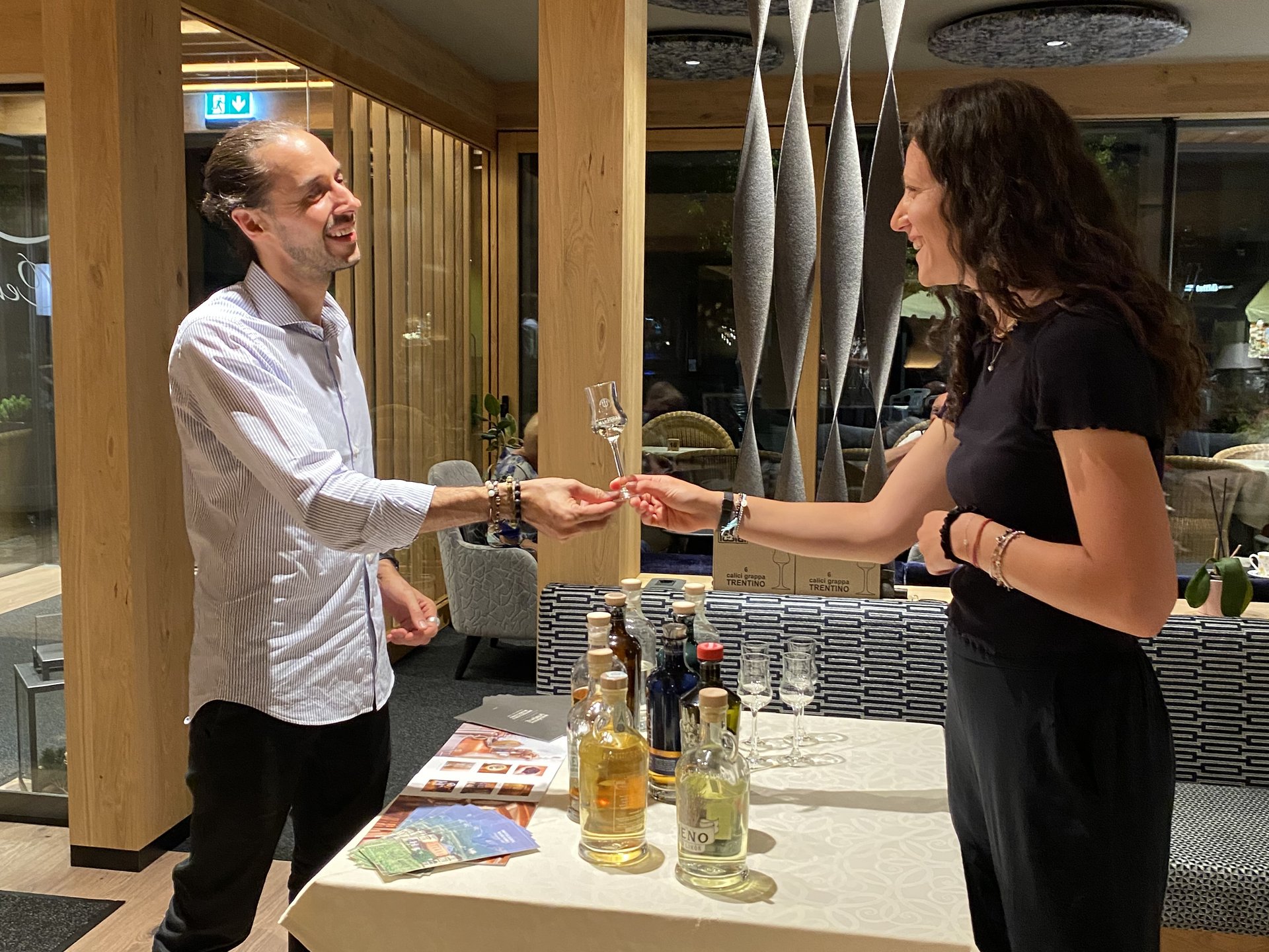 Degustazione di grappe trentine servita al tavolo