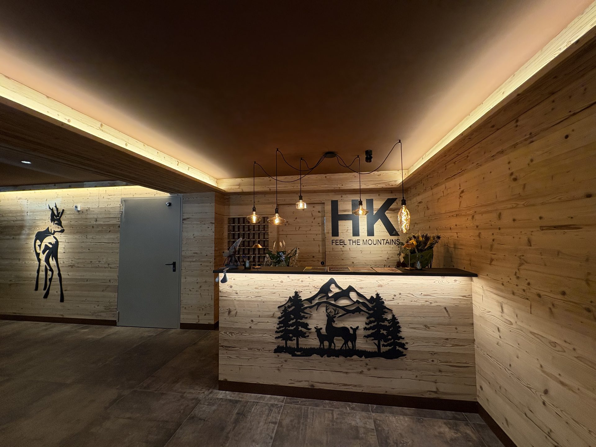 La reception dell'Hotel Kapriol in legno vecchio