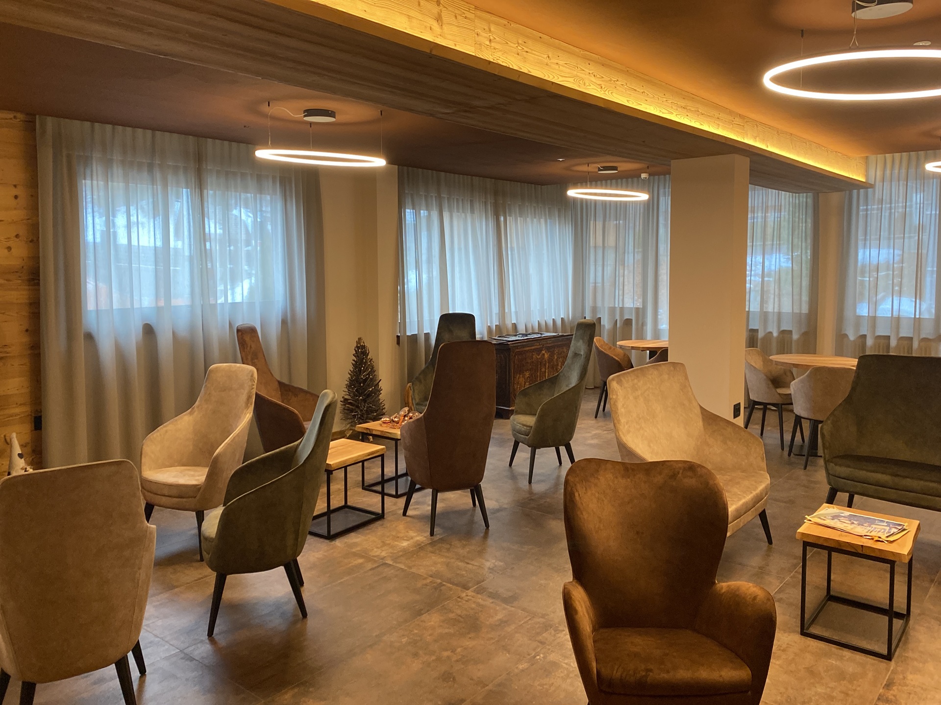 La hall dell'Hotel Kapriol con pareti in legno vecchio